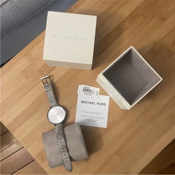 Michael Kors Silver Strap Watch - Picture 4 of 13